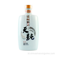 Tian Chun Wine diisi dengan botol-botol kaca